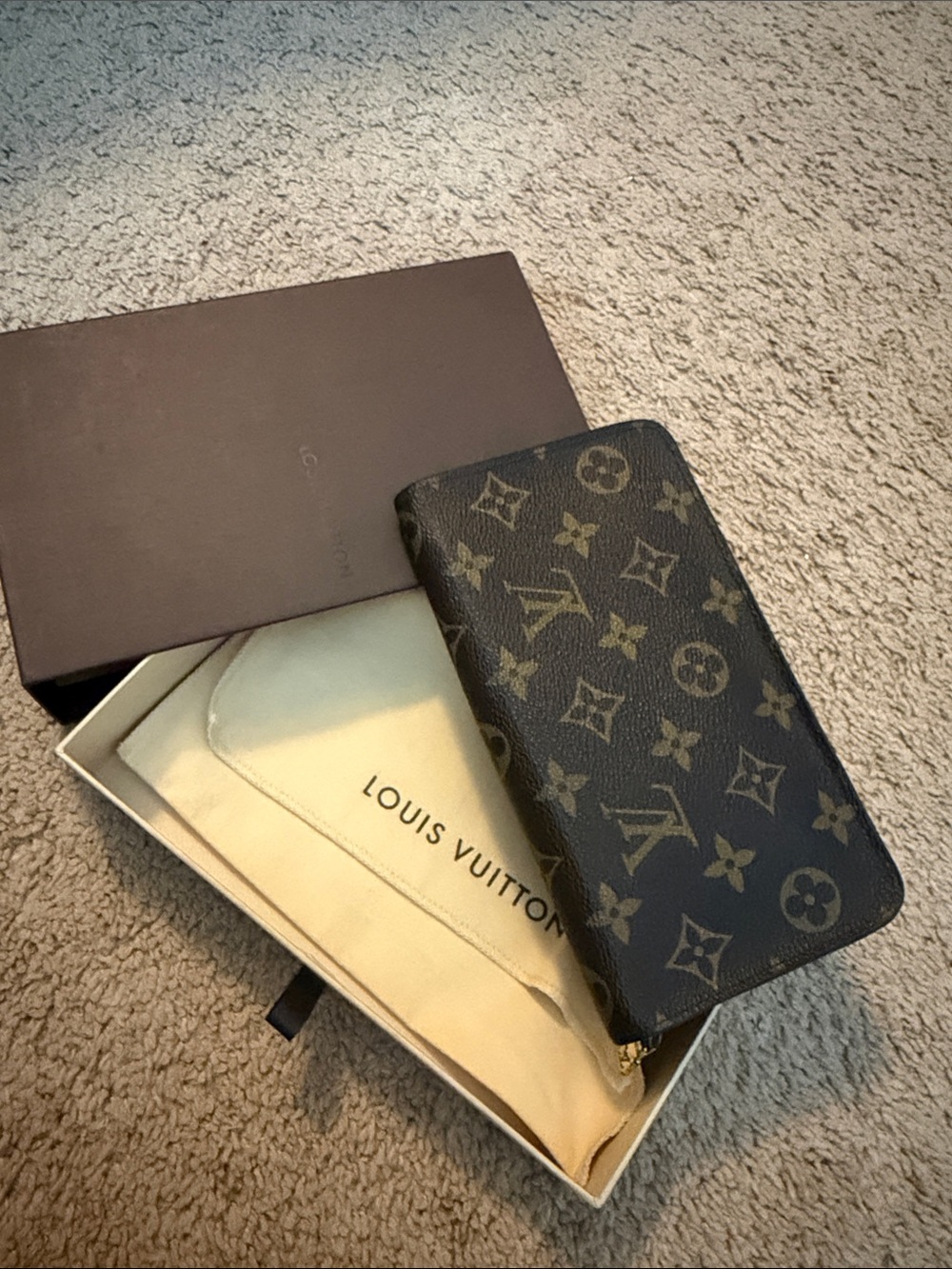 LOUIS VUITTON - Picture 3 of 17